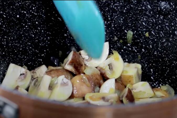 Adaugati ciupercile si maslinele