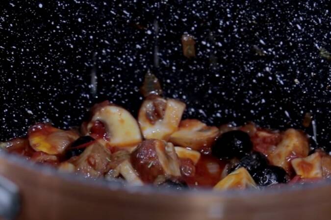 Se toarna vinul moale si otetul