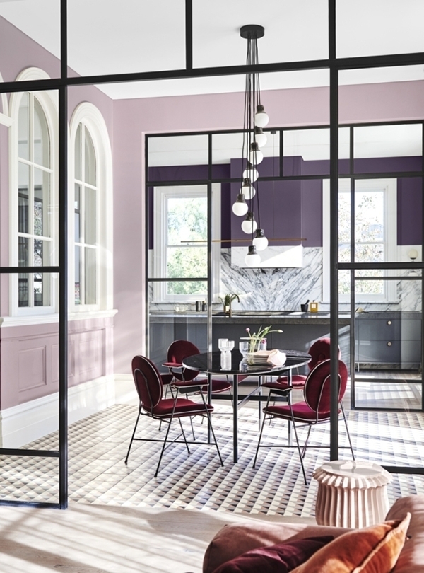 O sufragerie liliac sau mov combinata cu tonuri de violet intens